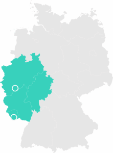 Karte des Servicegebiets für Videoproduktion mit Standorten in Bonn und Saarbrücken. Farblich markierte Bundesländer zeigen das Gebiet mit kostenfreier Anfahrt: Nordrhein-Westfalen, Rheinland-Pfalz, Hessen und Saarland (bis 1,5 Stunden Fahrtzeit).